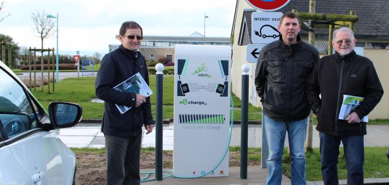 Inauguration borne e-charge Beaumont-Hague