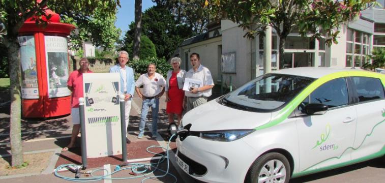 Inauguration de la borne e-charge50 à Donville les Bains